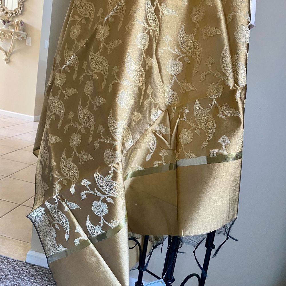 Elegant Gold Floral Jacquard Stole - Picture 2 of 5